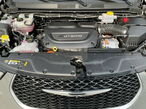 Used 2023 Chrysler Pacifica Pinnacle FWD image 11