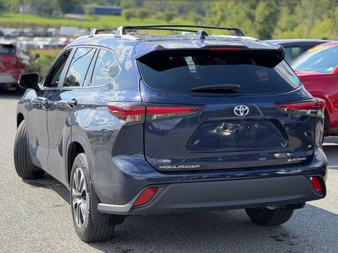 Used 2024 Toyota Highlander XLE AWD/4WD image 3