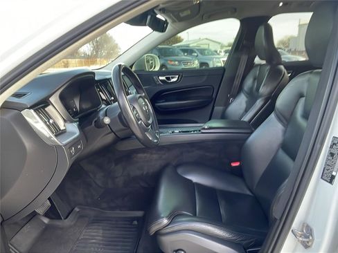 Used 2019 Volvo XC60 T5 Momentum w/ Premium Package image 21