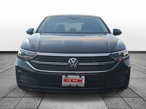 Used 2024 Volkswagen Jetta SE image 2