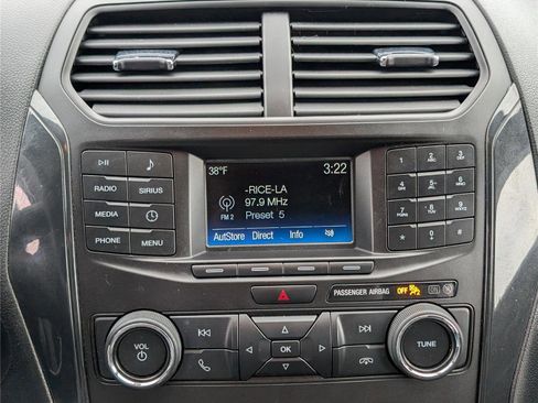 Used 2019 Ford Explorer XLT image 27