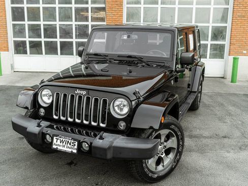 Used 2018 Jeep Wrangler Unlimited Sahara image 2