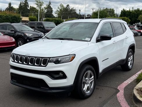 Used 2024 Jeep Compass Latitude AWD/4WD image 4