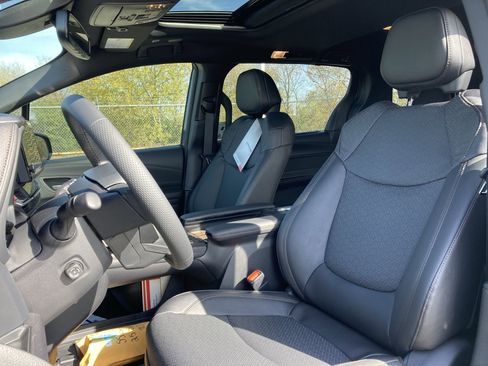 Certified 2025 Toyota Sienna Platinum image 13