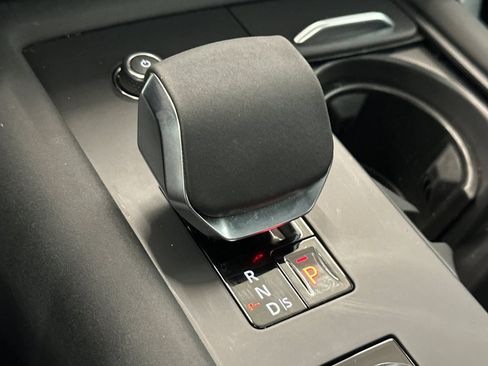 Used 2025 Land Rover Discovery S image 24