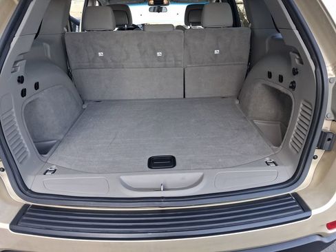 Used 2011 Jeep Grand Cherokee Laredo image 28