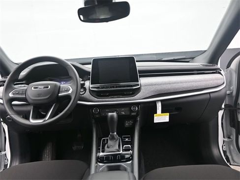 Used 2025 Jeep Compass Sport w/ Mopar Graphics Package image 17