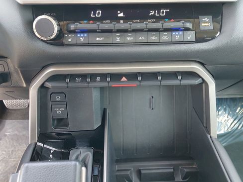 Used 2024 Toyota Tundra Limited AWD/4WD image 23
