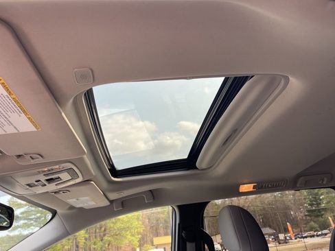 Used 2025 Toyota Sienna LE w/ LE Plus Package image 21