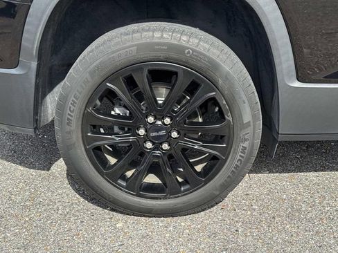 Used 2023 GMC Acadia SLT w/ Elevation Edition image 5