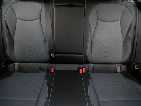 Used 2025 Volkswagen Tiguan SE w/ Panoramic Sunroof Package AWD/4WD image 13