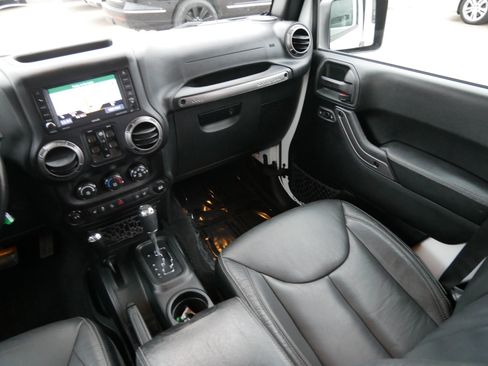 Used 2018 Jeep Wrangler Unlimited Sahara image 11