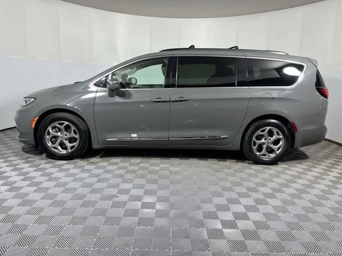 Used 2022 Chrysler Pacifica Limited FWD image 5
