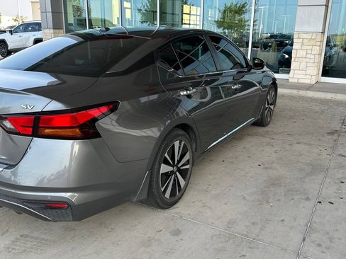 Used 2022 Nissan Altima 2.5 SV FWD image 12