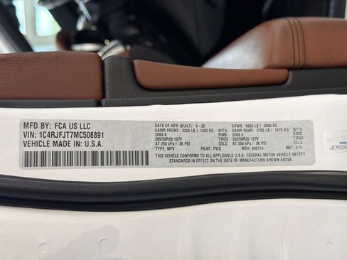 Used 2021 Jeep Grand Cherokee Summit AWD/4WD image 38