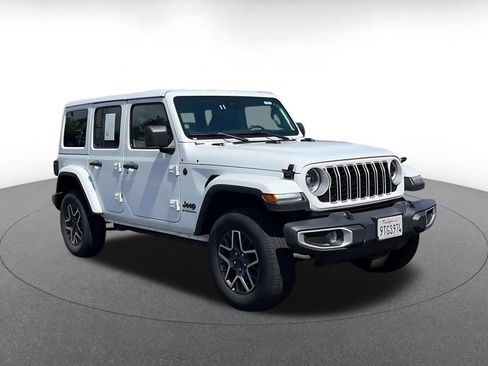 Used 2025 Jeep Wrangler Unlimited Sahara AWD/4WD image 3