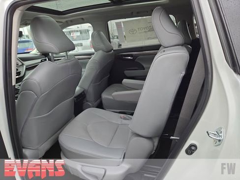 Used 2025 Toyota Highlander Platinum image 24