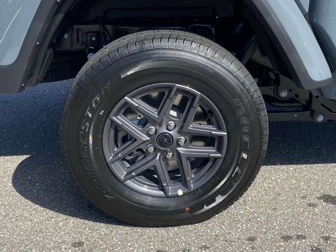 New 2025 Jeep Gladiator Sport image 9