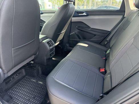 Used 2024 Volkswagen Taos SE image 4