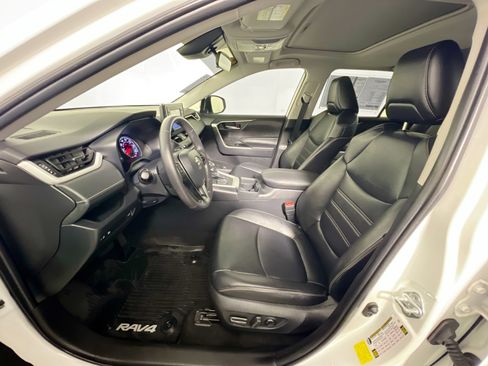 Used 2020 Toyota RAV4 XLE Premium image 14
