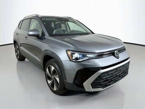 Used 2025 Volkswagen Taos SE w/ Panoramic Sunroof Package AWD/4WD image 3