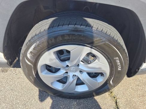 Used 2021 Toyota RAV4 LE FWD image 16