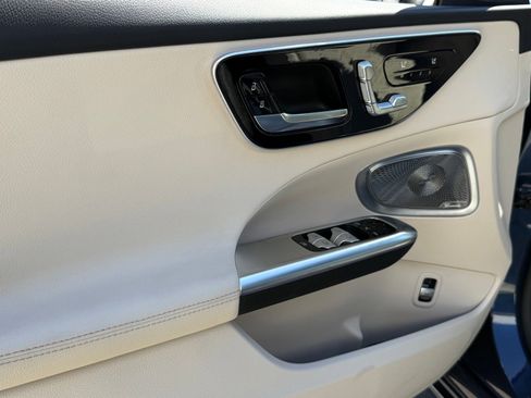 Used 2025 Mercedes-Benz C 300 Sedan image 23