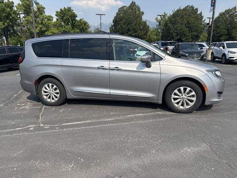 Used 2017 Chrysler Pacifica Touring-L FWD image 6