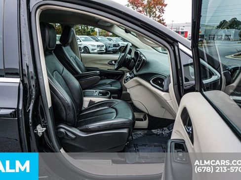 Used 2024 Chrysler Pacifica Select image 27