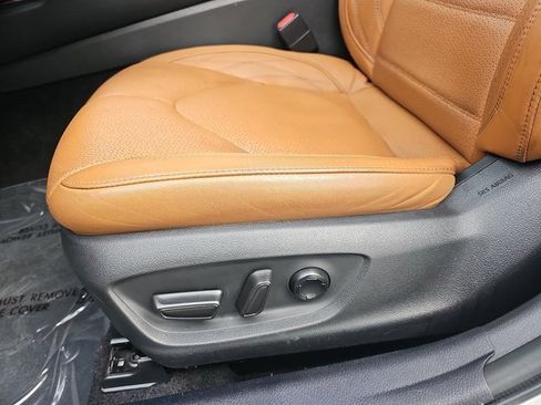 Used 2022 Toyota Avalon Limited image 28