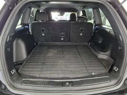 Used 2024 Jeep Grand Cherokee Laredo image 14