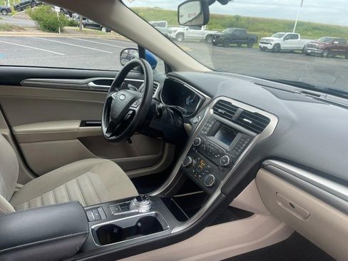 Used 2017 Ford Fusion SE FWD image 9