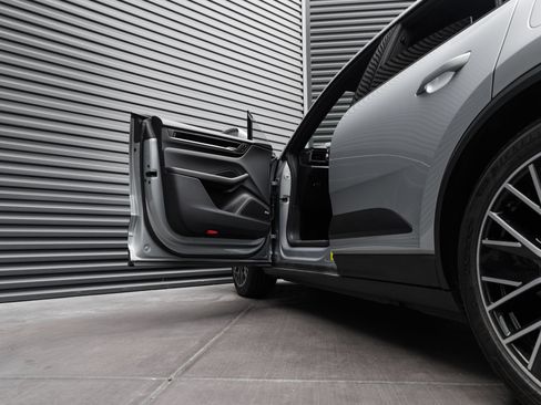 Used 2025 Porsche Macan Electric RWD image 13