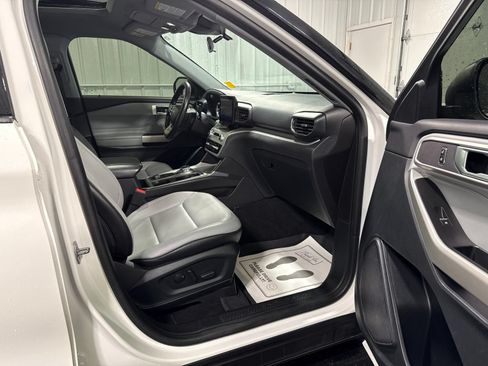 Used 2021 Ford Explorer XLT w/ Equipment Group 202A AWD/4WD image 10