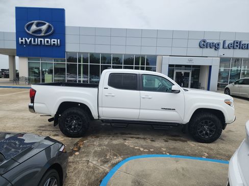 Used 2022 Toyota Tacoma SR5 RWD image 8