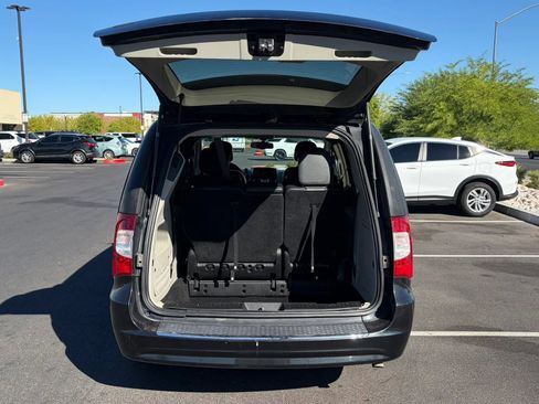 Used 2015 Chrysler Town & Country Touring FWD image 11