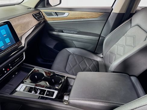 Used 2025 Volkswagen Atlas SE image 23