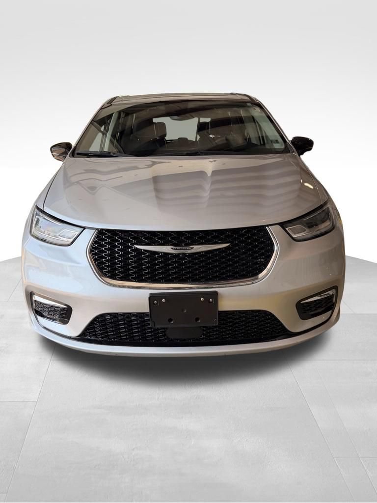 Used 2024 Chrysler Pacifica Touring-L FWD image 9