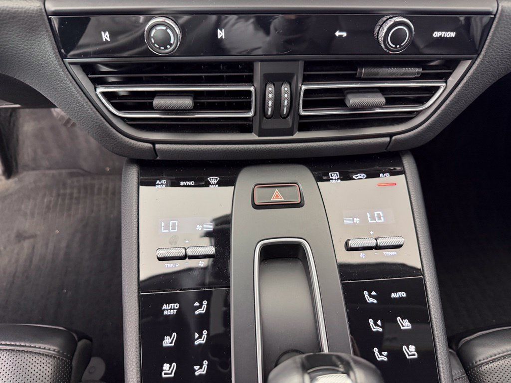 Certified 2023 Porsche Macan AWD/4WD image 33