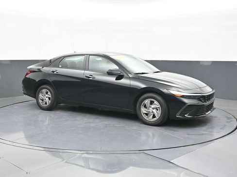 Used 2025 Hyundai Elantra SE FWD image 19
