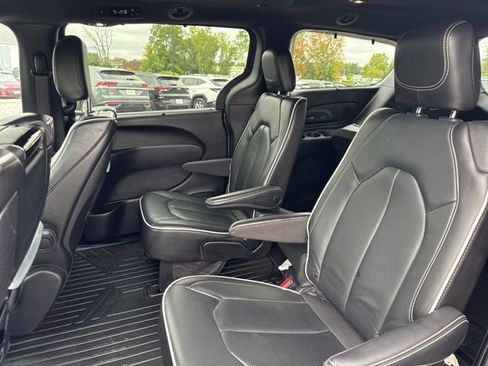 Used 2022 Chrysler Pacifica Limited w/ Uconnect Theater Family Group image 12