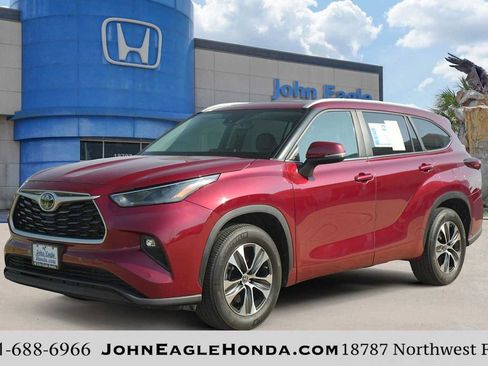 Used 2023 Toyota Highlander XLE FWD image 1