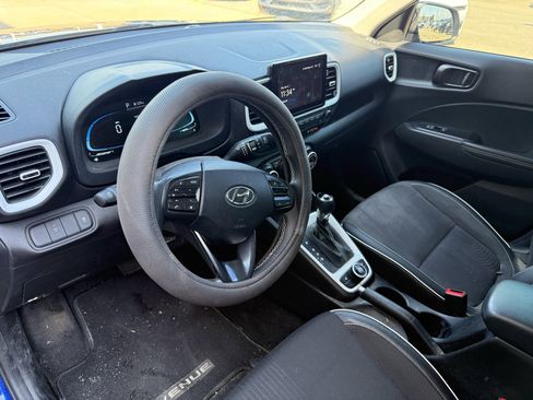 Used 2023 Hyundai Venue Limited image 8