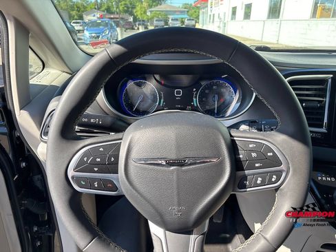 Used 2023 Chrysler Pacifica Touring-L FWD image 15