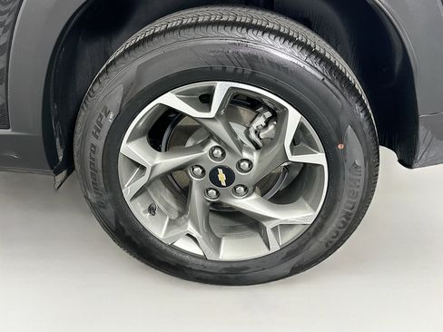 Used 2025 Chevrolet Trax LT image 11