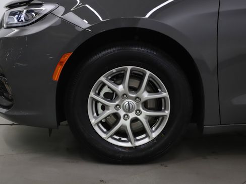 Used 2025 Chrysler Pacifica Select FWD image 34