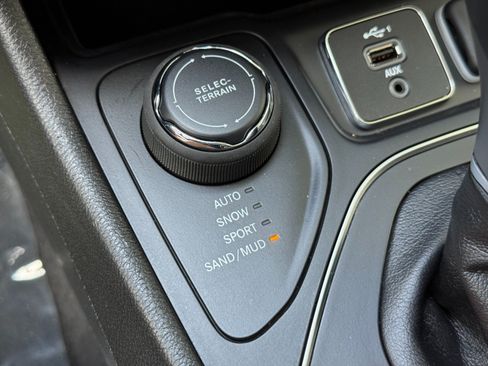 Used 2021 Jeep Cherokee Latitude Lux w/ Comfort/Convenience Group AWD/4WD image 29