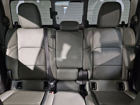 Used 2025 Jeep Gladiator Mojave w/ Convenience Group image 13