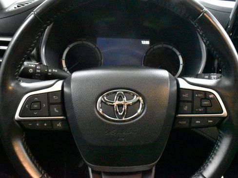 Used 2023 Toyota Highlander XLE image 21