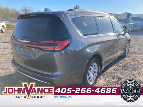 Used 2022 Chrysler Pacifica Touring-L image 7